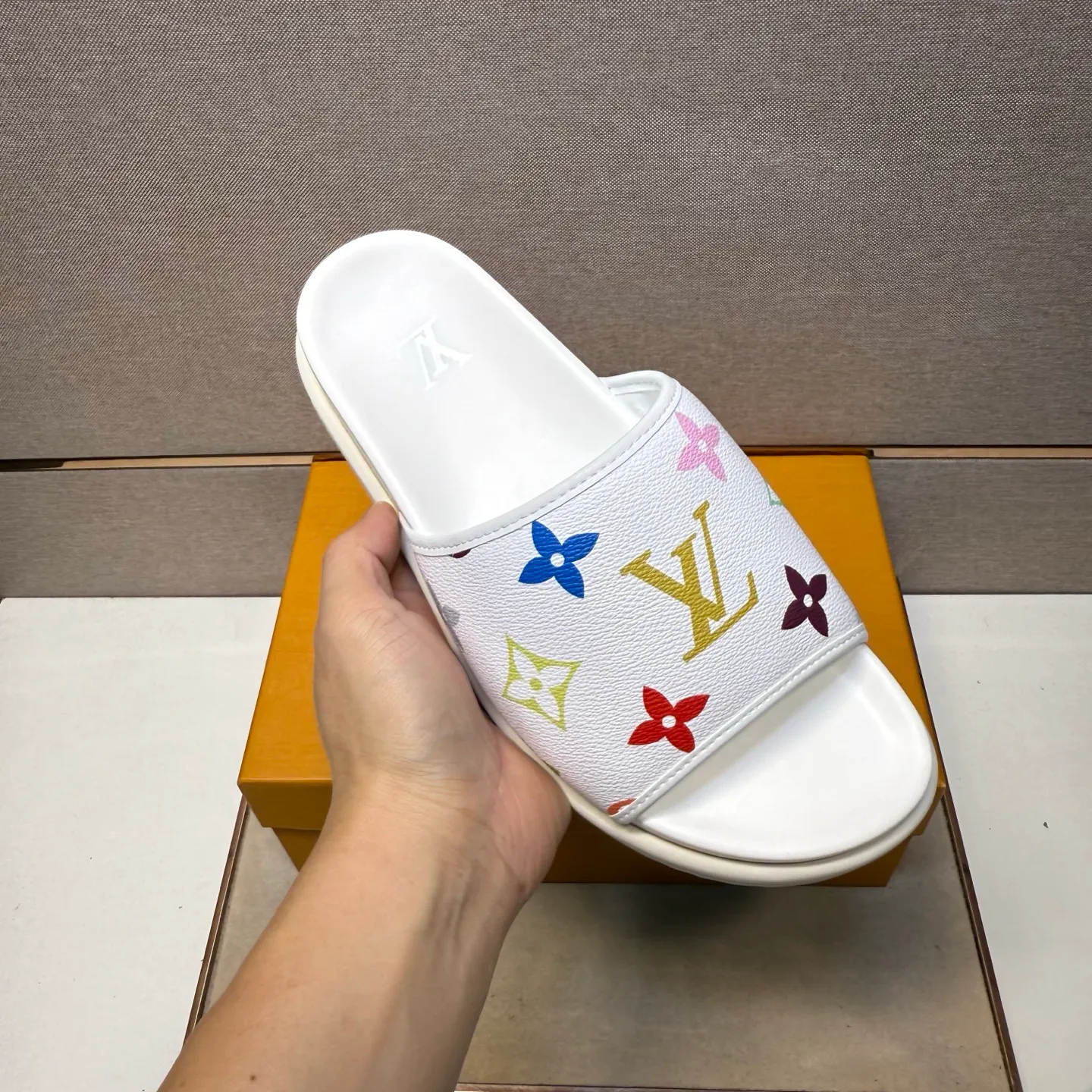 ⬛️Men's shoes 💰p320 [LV～] Men's casual slippers 2025z cabinet sales simultaneously 🔶Size: 38-44 #️⃣ 🔷2 colors🔜The upper is made of multi-material splicing➕Genuine leather lining, comfortable and breathable, sole: original comfortable and wear-resistant outsole, ⚠️Real shot📱Photographed🎬The real thing is better📢📢📢